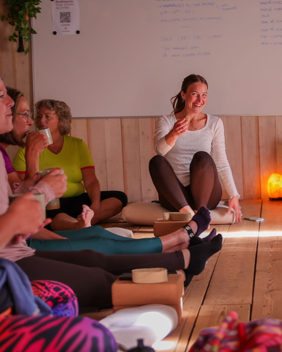 Rolig yogapraksis med fokus på åndedræt